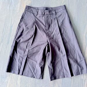 (NEW)Women’s Black Pleated Bermuda Shorts